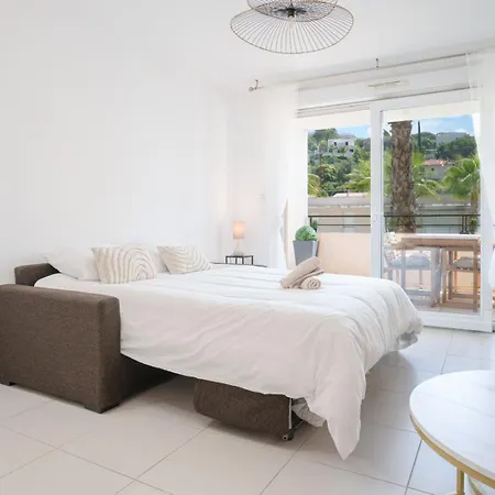Standing Apartment *