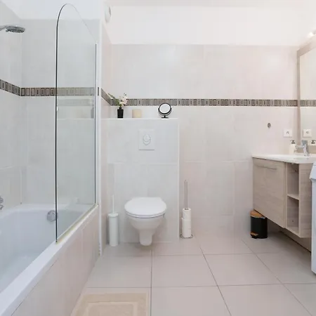 Standing Apartment *